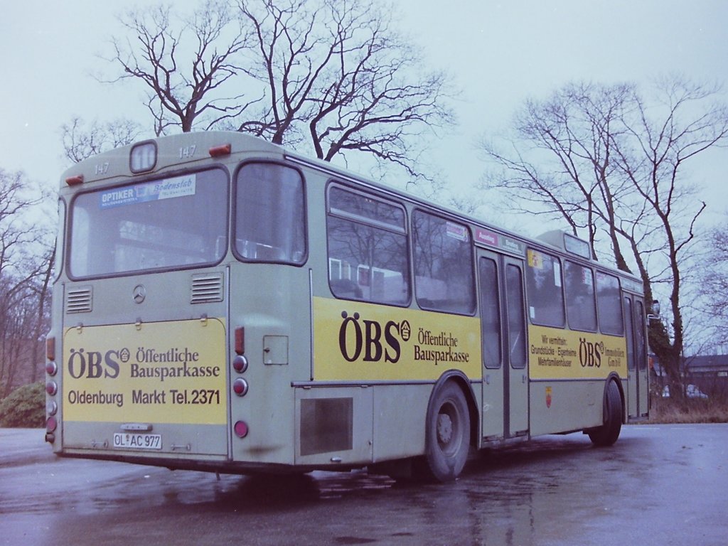 Wagen 147, OL-AC 977, EZ: 1975. Im Januar 1983 wurden Wagen 133 und Wagen 147 umlackiert, und waren jetzt die beiden einzigen hellgr�nen Busse mit �BS-Werbung, Wagen 147 zudem der einzige Mercedes. Die Aufnahme entstand bereits am 14.01.83 in Wehnen. 