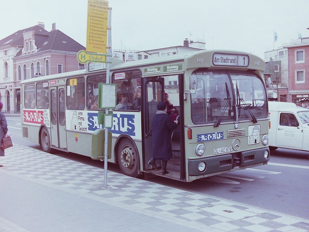 Wagen 148, OL-AC 978, EZ: 1975, aufgenommen mit seiner ersten Werbung f�r den Badausstatter SARTORIUS an der zentralen Umsteigestelle LAPPAN, am 07.03.83. 