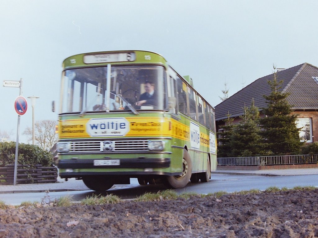 Wagen 15, OL-AC 985, EZ: 1976. Das Bild zeigt den Bus bereits mit der zweiten Version der W�LTJE-Werbung am 29.11.83 auf der Linie 6. Er biegt vom �verkamp in die Stra�e Westeresch ab.