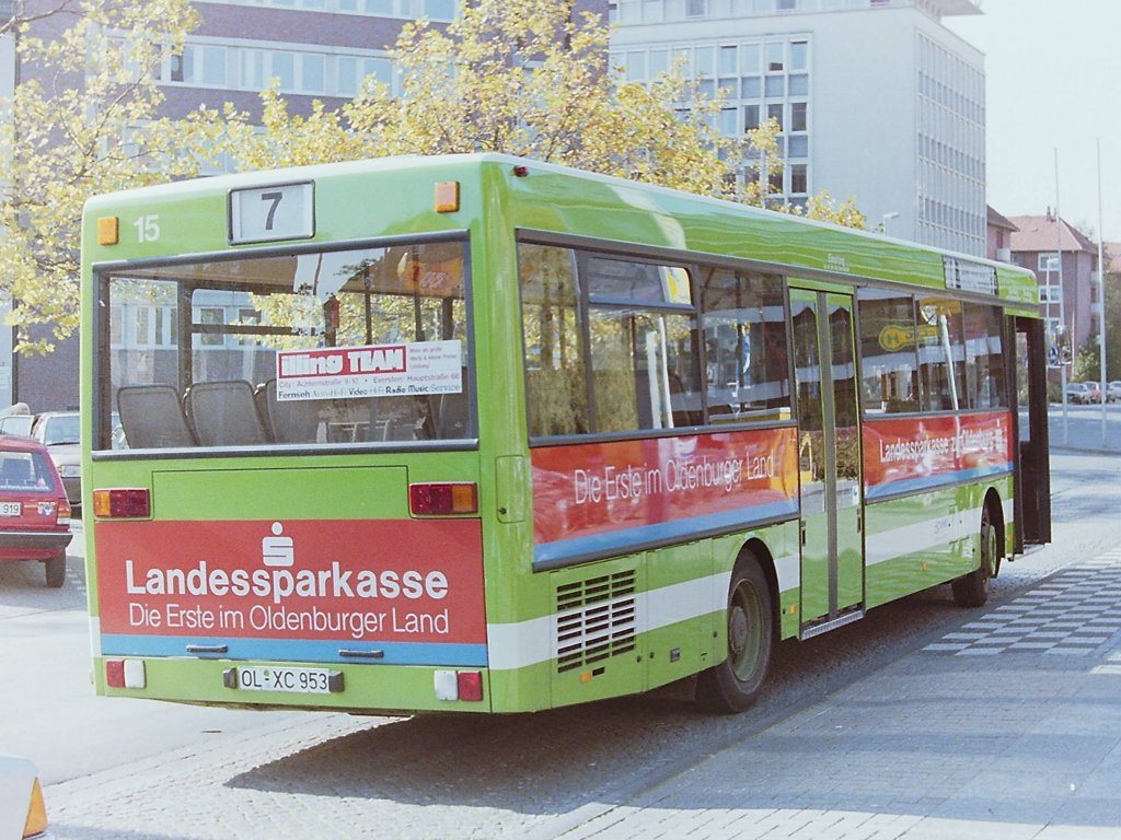 Wagen 15, OL-XC 953, Bj. 1987. Die Wagen 15 bis 17 waren die Nachfolger f�r die Wagen 23 bis 25. Sie erhielten die aktuelle Version der LzO-Werbung mit dem Slogan  Die Erste im Oldenburger Land . Hier Wagen 15, aufgenommen noch im Oktober 1987, am Hauptbahnhof.