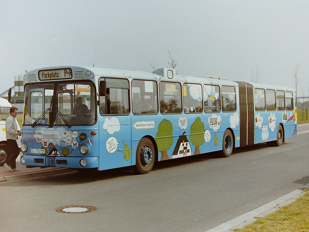 Wagen 157. ... derselbe Bus, an derselben Stelle mit demselben Werbetr�ger in v�llig neuem Aussehen. Wagen 157 war der erste Gelenkbus, der eine Vollwerbung erhielt. Und auch bei diesem Bus lohnt es sich genauer hinzusehen. Neben der teilweise witzigen Beschriftung f�llt auf wie  komplett  der Bus lackiert wurde. Die Chromleisten an der Front und den Seiten wurden ebenso wie der Griff an der Elektrikklappe mit �bergelackt. Der Original-Stern wurde gegen einen kleineren getauscht und irgendjemand mu� die urspr�nglichen Kennzeichen versuddelt haben, ...