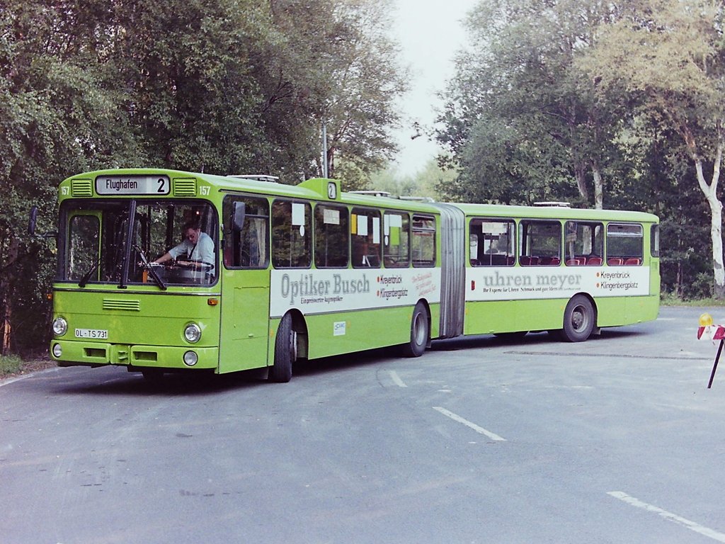 Wagen 157. ... irgendwie entsprach das Gr�n weder dem alten, noch dem ab 1986 eingef�hrten neuem Farbton. Ohne einen anderen Bus zum Vergleich daneben stellen zu m�ssen, f�llt der Unterschied deutlich auf. Au�erdem war die geteilte Sto�stange nicht dunkel abgesetzt worden. Daf�r hatte man das Kupplungsmaul statt schwarz auch gleich mit gr�n lackiert. Zumindestens waren nun die Zierleisten wieder aus Chrom und obwohl der Stern jetzt fehlte sa� das vordere Kennzeichen noch auf der urspr�nglichen Position.
