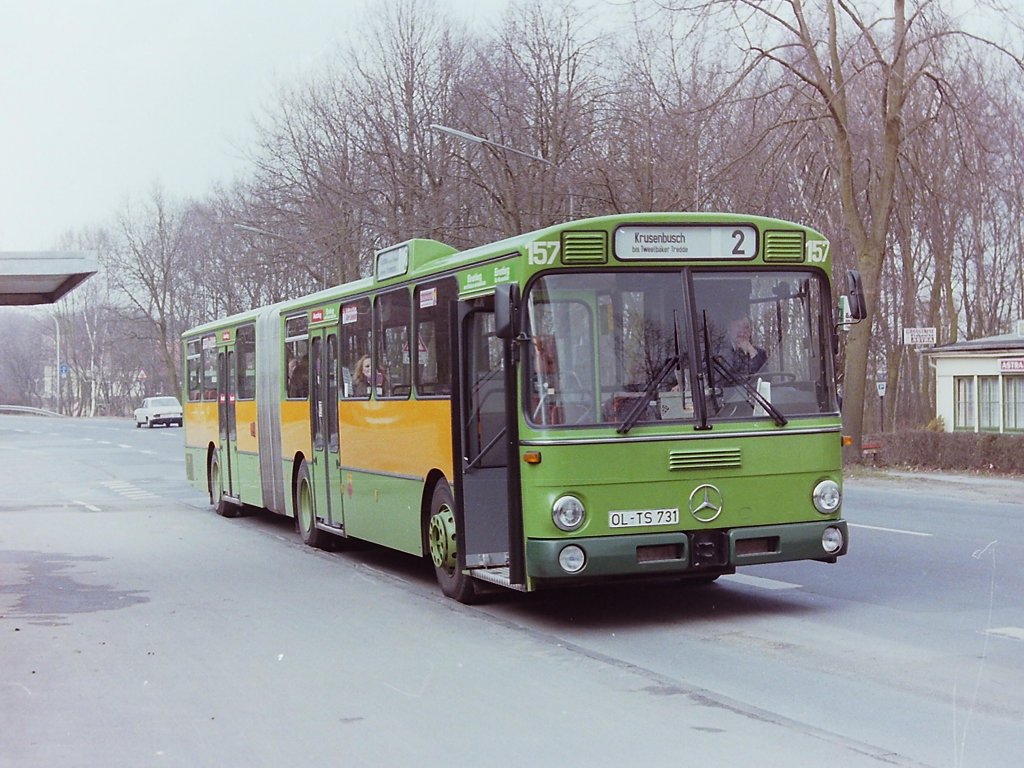 Wagen 157. Die Spannung wurde entsprechend gesteigert, denn noch ein halbes Jahr sp�ter war der Bus immer noch nicht lackiert. Hier steht er am 24.03.84 an der Haltestelle Flughafen.