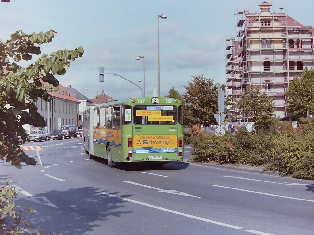 Wagen 157. Die �berraschung war dann nicht mehr so gro�, als der Bus schlie�lich mit einer gemeinschaftlichen Werbung, der in Wechloy ans�ssigen Firmen in den Liniendienst ging. Hier schl�ngelt sich der Bus gerade am 28.09.85 in kurvenreicher Fahrt w�hrend des Kramermarkumzuges �ber den Pferdemarkt.