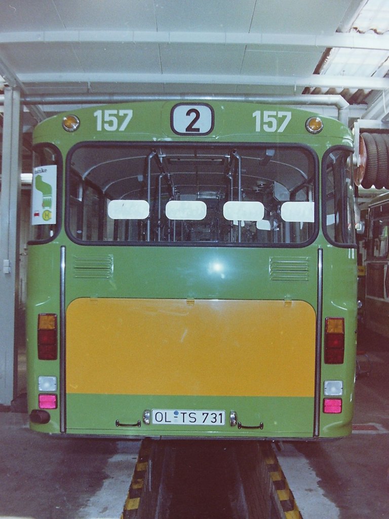 Wagen 157, OL-TS 731, EZ: 1983. Auch der zweite Gelenkbus stand am 23.09.83 in einer der Werkstattboxen im Depot der OVB Pekol. Die bereits aufgetragene Grundierung der Werbefl�che passte aber zu keiner im Fuhrpark vorhandenen Werbung und schon gar nicht zum zweiten ausscheidenden Gelenkbus Wagen 164.