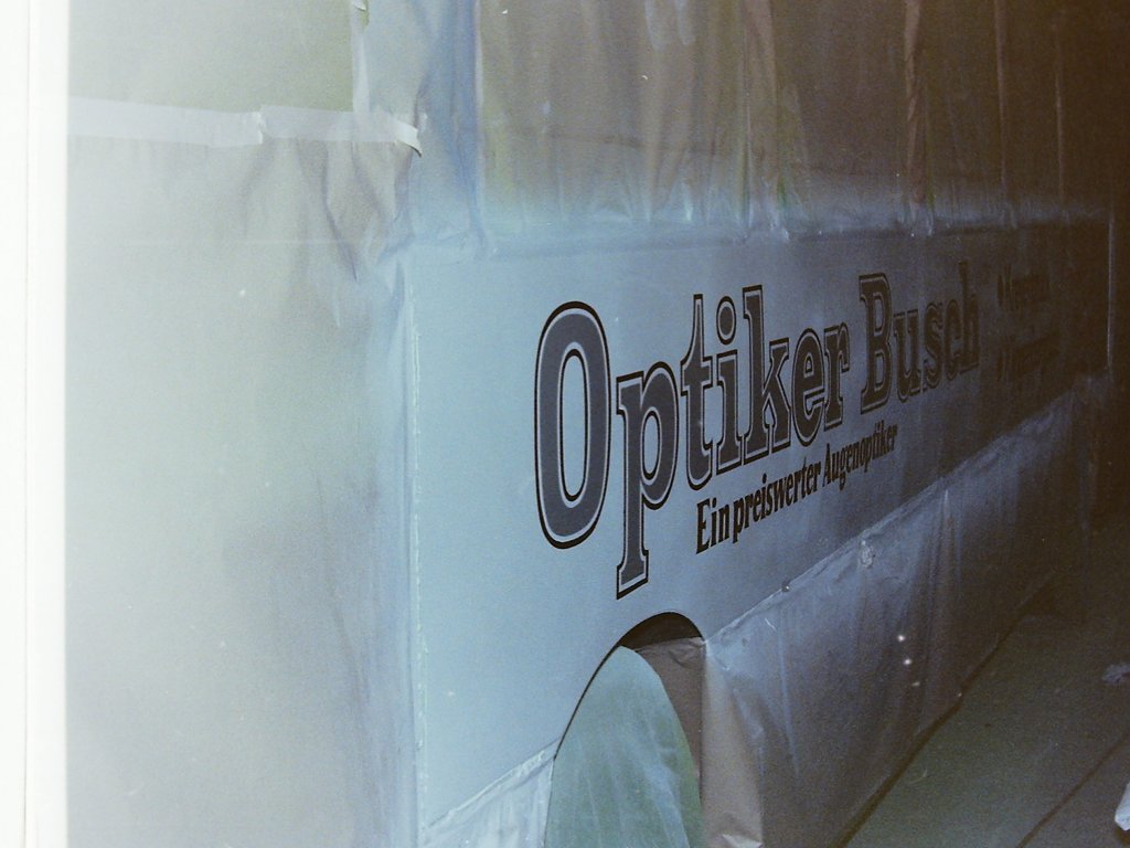 Wagen 157. Wie auf den beiden Bildern schon zu sehen ist, haben sich hier die Firmen Optiker BUSCH und Uhren MEYER aus Kreyenbr�ck zu einem gemeinsamen Werbeauftritt entschlossen. Uhren MEYER war bereits Mitte der Siebziger Jahre mit Wagen 147 (Bild-Nr.: 142853) auf einem Bus vertreten. Was allerdings auch schon auffiel, ...