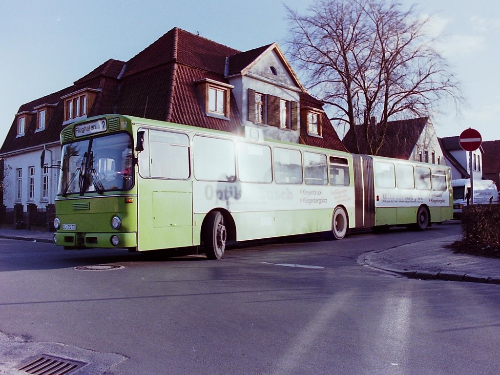 Wagen 157. Zum Schlu� noch eine seltene Aufnahme, die den Bus im Februar oder M�rz 1993 auf einer Umleitungsstrecke zeigt. Wegen Bauarbeiten in der Stedinger Stra�e fuhren die Busse stadteinw�rts �ber Bremer Stra�e, Ulmenstra�e in die Alteneschstra�e, bogen dann wie hier zu sehen in die Dedestra�e ab und dann wieder auf die alte Linienf�hrung zur�ck.