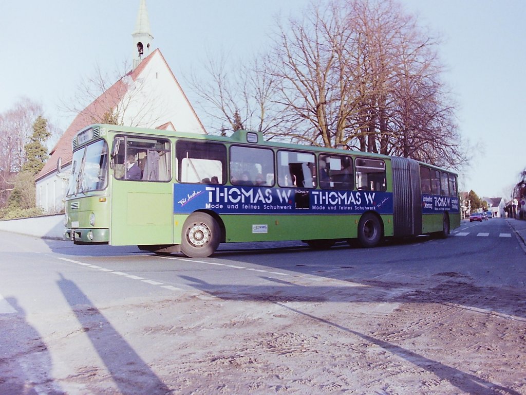 Wagen 158. ... etwa im Februar oder M�rz 1993 entstanden sein. Auf diesem Foto befindet sich der Bus aufgrund von Bauarbeiten in der Stedinger Stra�e auf einer Umleitungsstrecke und biegt gerade von der Dedestra�e zur�ck auf die alte Linienf�hrung.