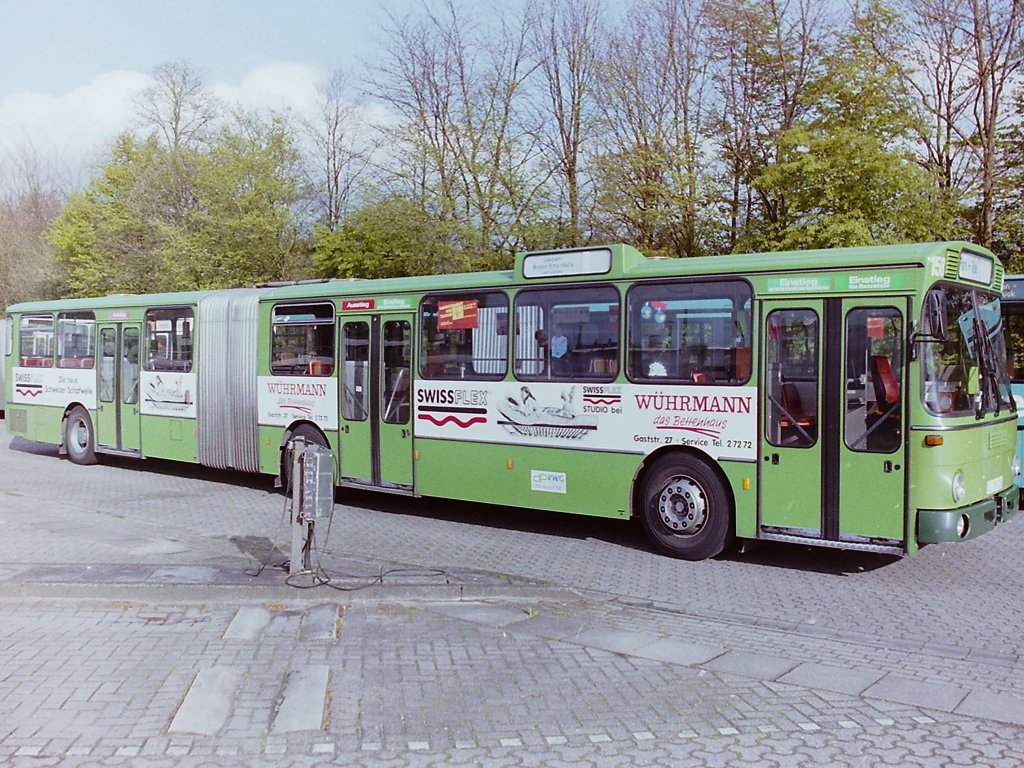 Wagen 158. Mitte 1992 konnte ich den Bus mit seiner dritten Werbung auf dem Betriebshof ablichten. Jetzt war er mit werbefreier Front f�r das Bettenhaus W�HRMANN im Einsatz. Trotz seines f�r OVB und VWG bereits hohen Alters von 9 Jahren wurde aber nochmal Hand an ihn gelegt.