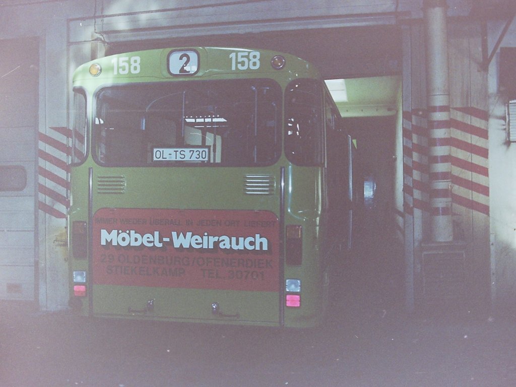 Wagen 158, OL-TS 730, EZ: 1983. Aber neben den sechs Solowagen von MAN wurden 1983 auch noch zwei weitere Gelenkbusse zugelassen. Der absteigenden Nummerierung folgend erhielten die beiden DB O 305 G die Nummern 158 und 157 und waren damit die Fahrzeuge f�nf und sechs dieses Typs im Fuhrpark der OVB Pekol. Bereits drei Tage nach der Anlieferung entstand am 23.09.83 dieses Bild von Wagen 158. Trotz der Unterbelichtung des Negatives schon zu erkennen : Der Bus war als Nachfolger f�r den Wagen 165 (Bild-Nr.: 142193) vorgesehen, der zu diesem Zeitpunkt bereits abgemeldet auf dem Hof stand. Das Kennzeichen ist zwar noch provisorisch angebracht, aber die Werbung war zu diesem Zeitpunkt schon fertig - fast fertig, ...