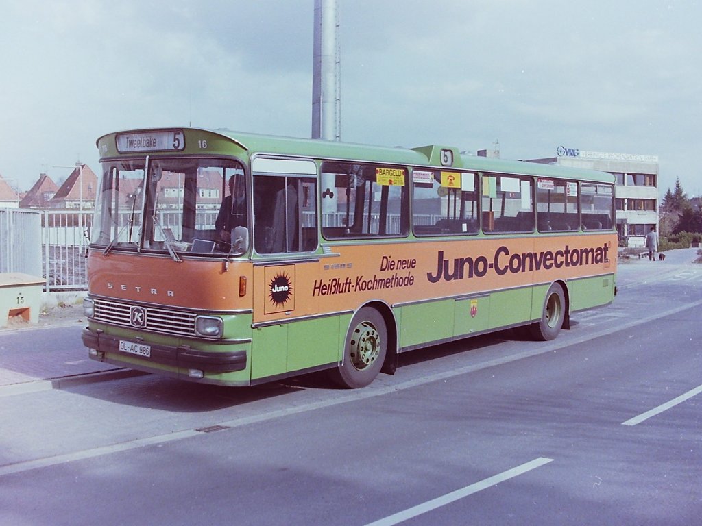 Wagen 16, OL-AC 986, EZ: 1976. Wenn auch die Front nicht beschriftet wurde, so hatte man doch bei dieser zweiten Version der JUNO-Werbung, das Werbeband komplett um den Bus herum gezogen. Die Aufnahme entstand am 30.03.83 an der Endstelle ZIEGELHOF der Linie 5.