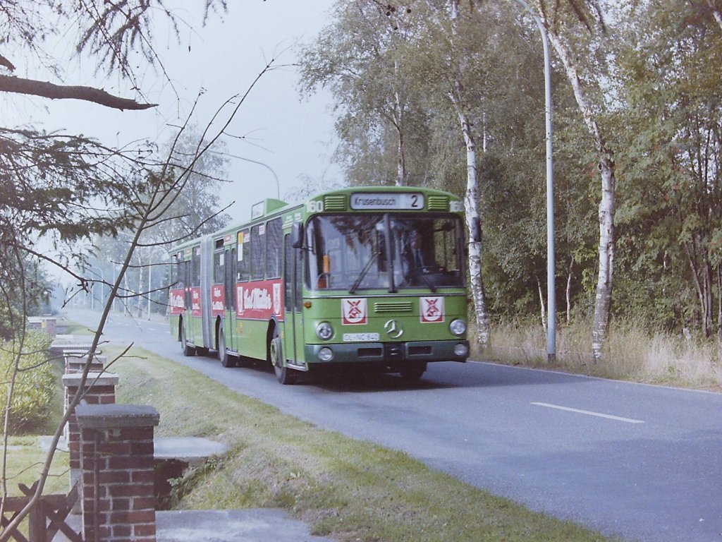 Wagen 160, OL-NC 640, EZ: 1981. Am 28.08.1981 erreichten zwei weitere Gelenkbusse aus dem Hause Daimler Benz, Typ O 305 G, den Betriebshof. Wagen 160 trat mit der Werbung f�r CARL M�LLER das Erbe eines MAN Gelenkbusses vom Typ SG 192 an, die er unver�ndert bis zum Ausscheiden trug. Die Aufnahme zeigt den Bus im August 1984 auf der B�mmersteder Tredde, kurz vor der Endstation KRUSENBUSCH. 