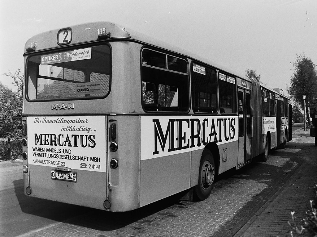 Wagen 165. Die SG 192 besa�en einen aufgesattelten Nachl�ufer der Firma G�ppel. Dadurch konnte die letzte Achse mitgelenkt werden. Gut zu erkennen ist, dass es keine Heckklappe gibt. Der Motor sitzt im vorderen Teil des Busses und konnte lediglich �ber seitliche Klappen und Wartungsdeckel im Fahrzeugboden und nat�rlich von unten erreicht werden. Diese Aufnahme vom 11.05.82 entstand ebenfalls an der Endstelle LEUCHTENBURGER STRASSE und zeigt den Bus bereits mit neuer Werbung. Jetzt f�r das Immobilienmaklerb�ro MERCATUS.