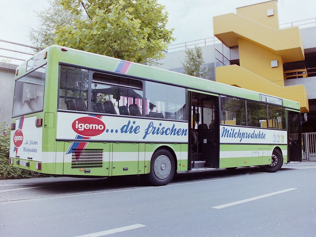 Wagen 19. Hier der Bus noch einmal, an derselben Stelle, von der T�rseite. 