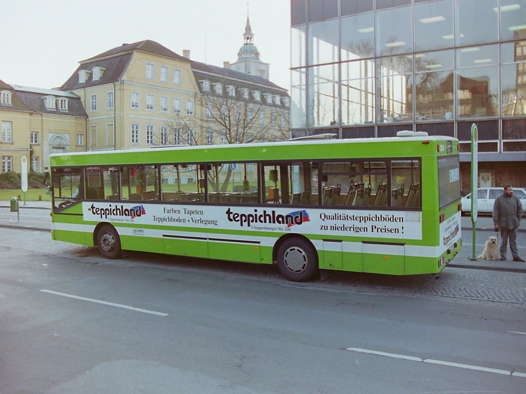Wagen 201. Die Firma TEPPICHLAND war Neuling im Bereich der Buswerbung. Die beiden Bilder von Wagen 201 entstanden Ende M�rz oder Anfang April an der damaligen Haltestelle Hallenbad. Ein Teil dieses ehrw�rdigen alten Geb�udes ist im Hintergrund zu sehen. An dieser Stelle steht heute, wie allgemein bekannt ist, das Einkaufscenter SCHLOSSH�FE. 
