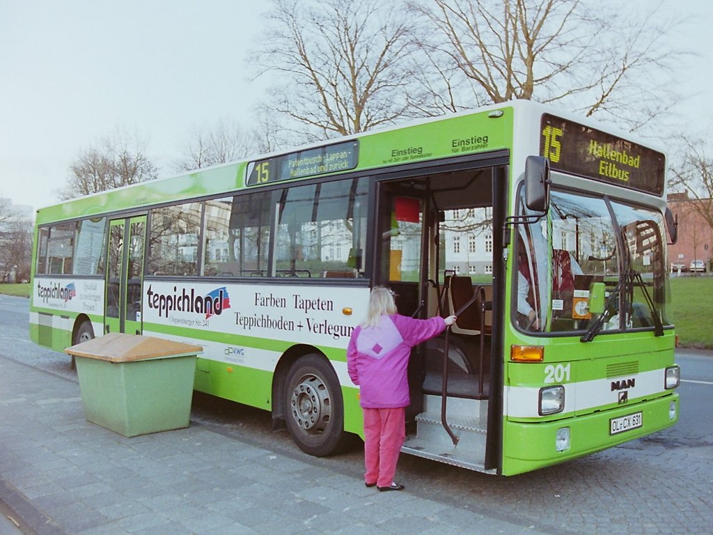 Wagen 201, OL-CX 631, EZ: 28.01.1993, WMA7912052C001239. Am 28.01.1993 wurden f�nf MAN SL 202 zugelassen. Die VWG hatte den Fahrzeugen der letzten Zulassungserie als Folge der notwendigen �nderung die Betriebsnummern 104 bis 109 zugewiesen. Jetzt �nderte man ein Nummernvergabeverfahren, dass �ber Jahrzehnte in Oldenburg praktiziert wurde und vergab die neuen Wagennummern entsprechend dem Baujahr der Fahrzeuge. Diese Busse waren zwar 1993 zugelassen, stammten aber aus der Produktion des Jahres 1992 und erhielten somit die Betriebsnummern 201 bis 205. Die  2  stand also f�r das Produktionsjahr ´92 und die Ziffern 01 bis 05 waren lediglich fortlaufende Nummern. Dieses Verfahren wurde von anderen Verkehrsbetrieben in Gro�st�dten schon lange angewendet, teilweise waren dort deshalb die Wagennummern auch vierstellig. Die neuen Busse h�tten z.B. dann die Nummern 9201 bis 9205 erhalten. Soweit sollte es aber in Oldenburg nicht kommen.