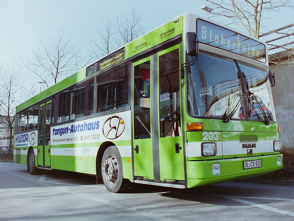 Wagen 203. Dort erhielt der Bus, hier aufgenommen auf dem Reserveparkplatz im Bundesbahnweg, diese Werbung, f�r das Hyundai-Autohaus TANGUN in der Wilhelmshavener Heerstra�e, und ...