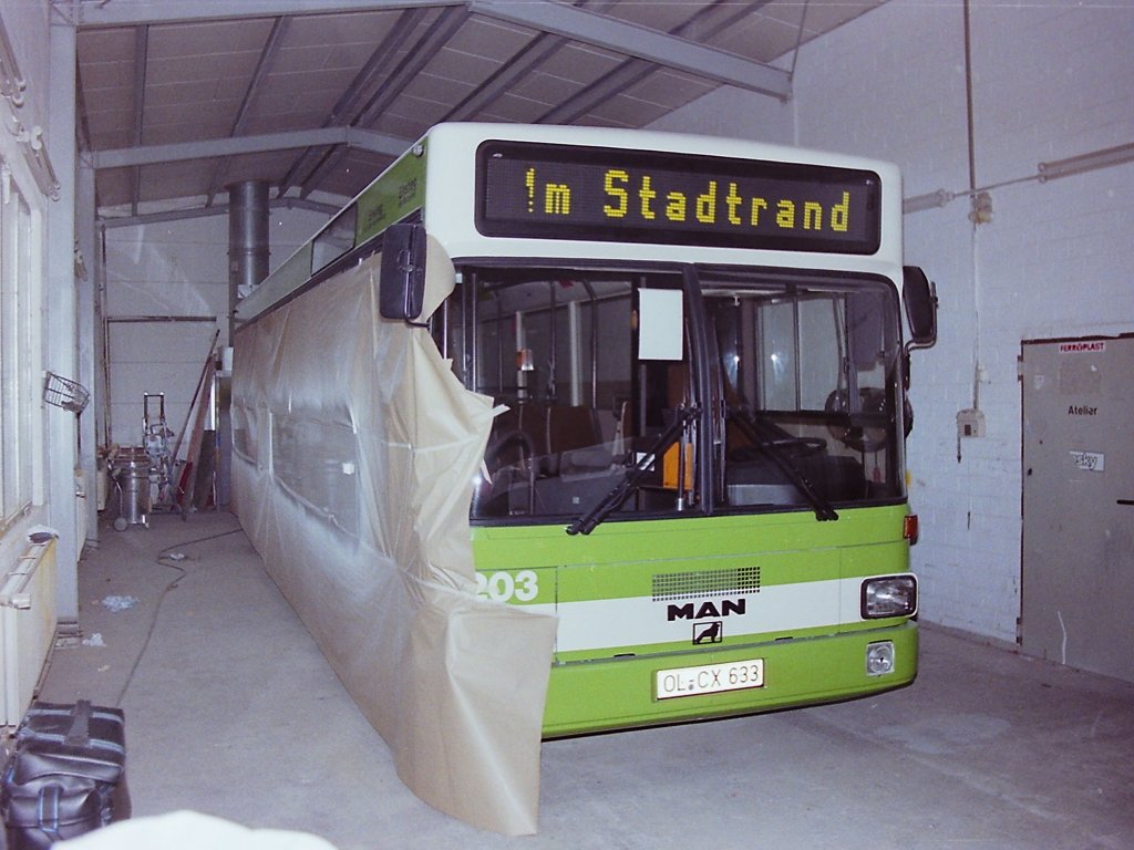 Wagen 203, OL-CX 633, EZ: 28.01.1993, FIN: WMA79112054C001241. Zun�chst zu Wagen 202. Von diesem fehlen mir leider nicht nur Bilder sondern auch sonstige Informationen. Aus dem Internet konnte ich lediglich das Kennzeichen und die FIN ermitteln. Sie lauteten : OL-CX 632 und WMA7912053C001240. Wenigstens vier der f�nf Busse f�r Oldenburg waren bei MAN fortlaufend produziert wurden. Entsprechend waren auch die Fahrzeugidentifizierungsnummern fortlaufend. Bei MAN stieg aber nicht nur die letzte Ziffer jeweils um eine Nummer an, sondern auch die 10. Stelle, hier die Ziffer vor dem Buchstaben C. Bei Recherchen im Netz muss dieser Umstand also beachtet werden. Wagen 203 steht hier kurz nach der Anlieferung in der Halle einer Lackiererei.

