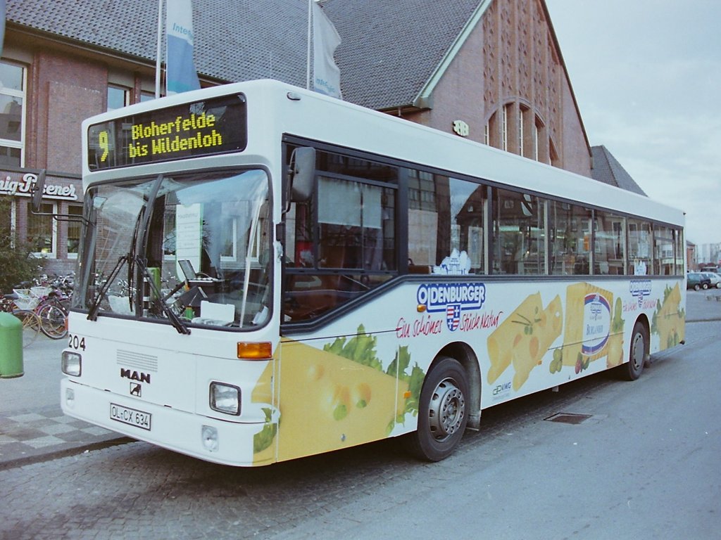 Wagen 204. Kein Unternehmen hat sich wohl bei der Namensgebung mehr mit der Stadt Oldenburg identifiziert als  OLDENBURGER . Die Produkte werden weit �ber die Grenzen Oldenburgs und Niedersachsens hinaus verkauft und werben so f�r die Huntemetropole. Aus eigener Erfahrung weis ich, dass selbst auf der sonst vollst�ndig aus den USA versorgten US-Air Force Base in Ramstein OLDENBURGER Butter in den Regalen liegt. Leider geh�rte der Bus nicht zu den Fahrzeugen, die ihre Werbung behalten konnten, als sie aus dem Dienst genommen wurden. Sonst h�tte der Bus auch in Kasachstan Werbung f�r Oldenburg und seine Molkereiprodukte gemacht : http://fotobus.msk.ru/vehicle/132636/#n141876 .
