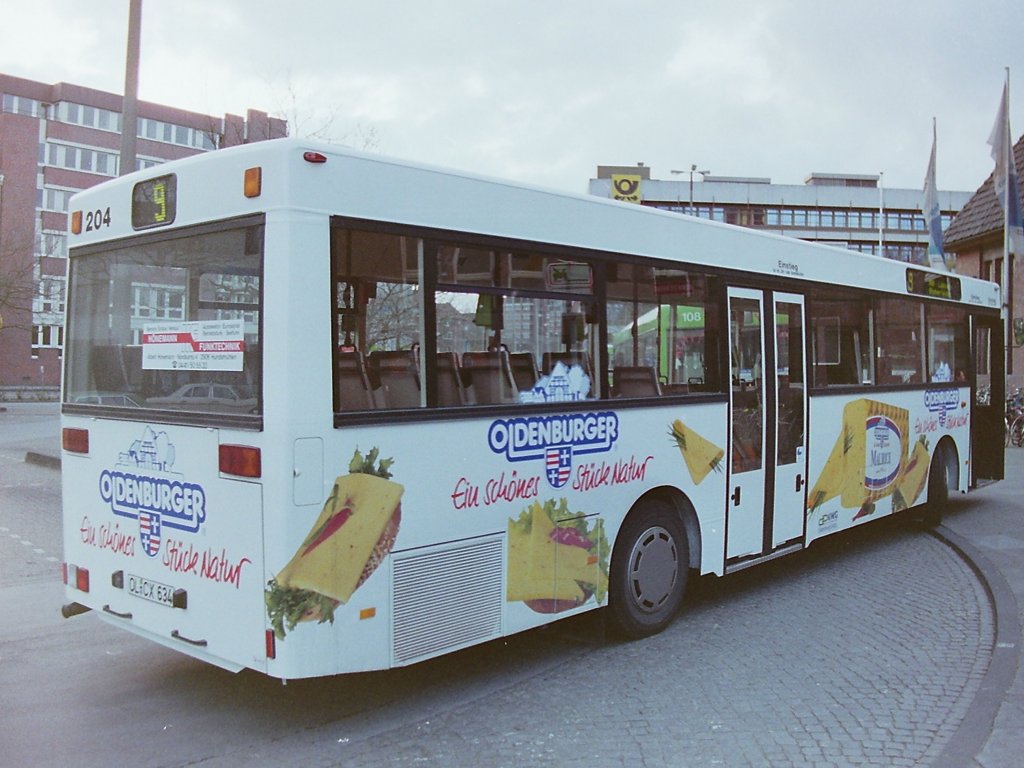 Wagen 204, OL-CX 634, EZ: 28.01.1993, WMA7912056C001242. Die Firma OLDENBURGER, die Molkereiprodukte erzeugte hatte ihren Firmensitz an der Wilhelmshavener Heerstra�e. Dieser Betrieb existiert dort nicht mehr. An dieser Stelle stehen heute eine McDonalds- und eine a.t.u.-Filliale. Auch der f�r drei Busse viel zu enge Bahnhofsvorplatz ist mittlerweile umgestaltet und heute keine Endstation mehr. Neben der Tatsache, dass die Busse teilweise auf der Fahrbahn standen, l�sst sich auf diesem Bild gut die Sitzanordnung im hinteren Teil der SL 202 erkennen. Die Bestuhlung erfolgte ausschlie�lich in Fahrtrichtung und nicht wie bei �lteren Modellen mit zwei gegen�berliegenden Zweierb�nken hinter der zweiten Achse. Aber diese Anordnung konnte nat�rlich indivuduell bestellt werden.