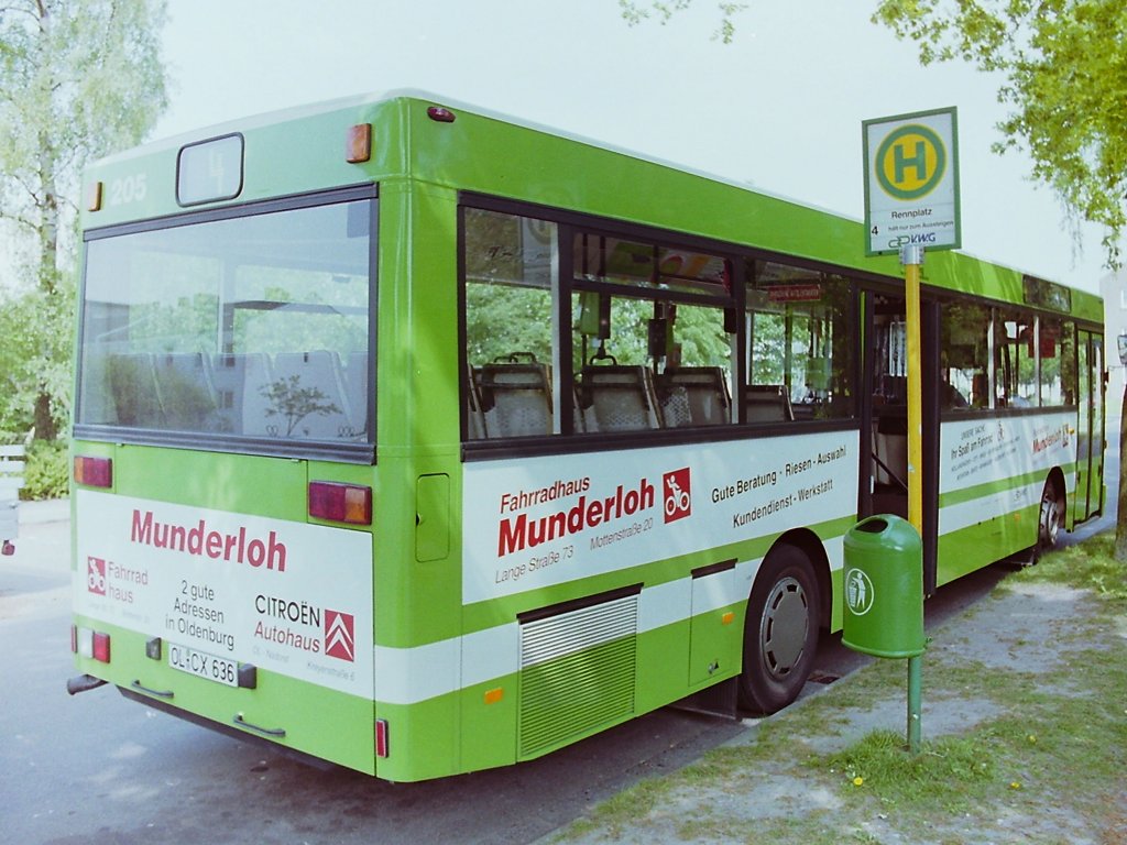 Wagen 205. Beide Aufnahmen zeigen den Bus im Mai 1993 an der Endstation der Linie 4 RENNPLATZ in der Kurlandallee. MAN hatte, wie hier gut zu sehen ist, noch keine integrierten R�ckleuchten im oberen Teil des Hecks, wie es bereits bei Mercedes eingef�hrt war. Leider fehlt mir zu diesem Fahrzeug die Identifizierungsnummer, sodass Recherchen zum Verbleib zun�chst ohne Erfolg blieben. Einer meiner treuesten Besucher auf diesen Seiten hat mir aber mitgeteilt, dass der Bus im Jahr 2000 an den damaligen Subunternehmer, Reisedienst WISSGOTT in W�sting verkauft wurde. Der Bus war noch bis 2002 mit der neuen Betriebsnummer 72 im Einsatz auf den Linien 4 und 10 und soll heute noch, allerdings l�ngst in wei�er Lackierung, als Schulbus seinen Dienst leisten.