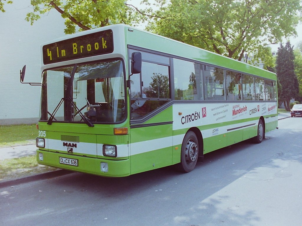 Wagen 205, OL-CX 636, EZ: 28.01.1993. Als letzter Bus wurde am 28.01.93 Wagen 205 zugelassen. Allerdings endete sein Kennzeichen nicht mit der letzten Ziffer der Betriebsnummer, wie bei den anderen Bussen. Mit der Werbung f�r CITR�EN MUNDERLOH, �bernahm der Bus nicht nur die Nachfolge f�r Wagen 53, sondern warb jetzt auch f�r ein weiteres Segment aus dem Hause MUNDERLOH die auch eine Filliale in der Innenstadt besitzen in der Fahrr�der verkauft werden.