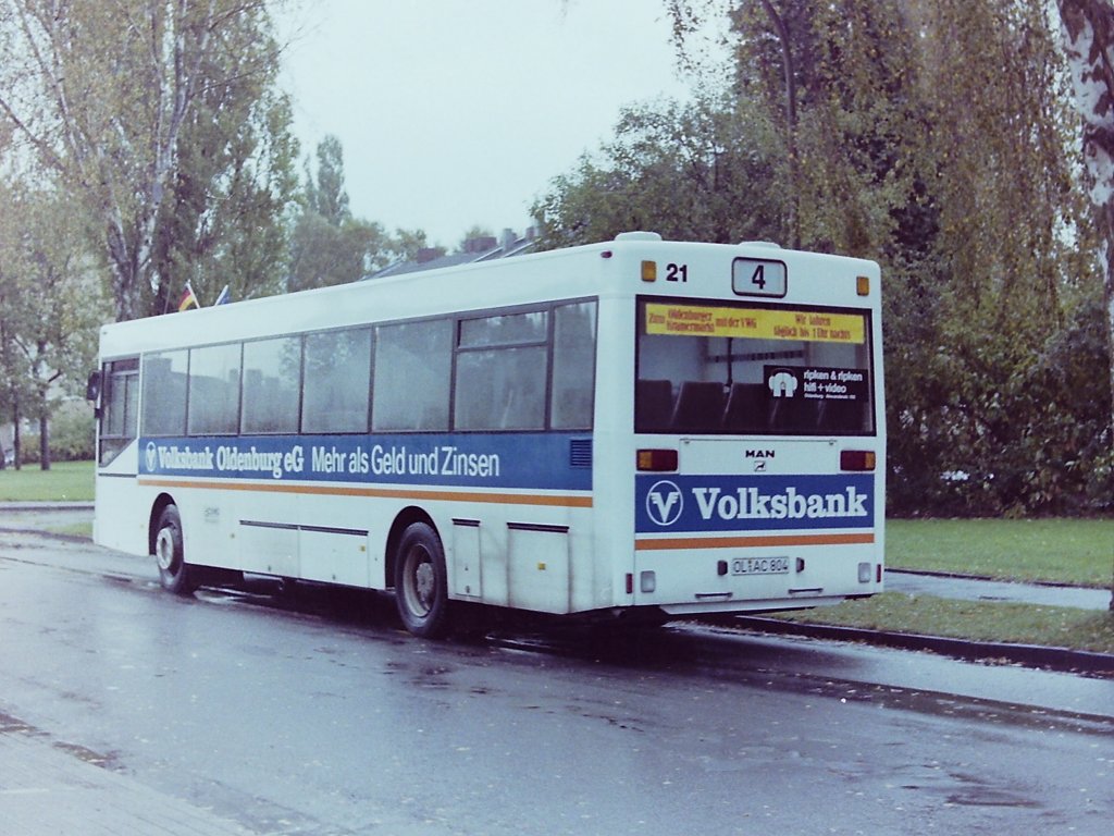 Wagen 21, OL-AC 804, Bj. 1988. Von hinten, hier aufgenommen im September 1988 in der Kurlandallee, an der Endstation der Linie 4, ist der Unterschied fast nicht zu erkennen. Neben den Wagen 19 und 20, zwei Daimler Benz O 405, hatten es auch vier MAN SL 202 aus Salzgitter nach Oldenburg geschafft. Damit waren meines Wissens nach zum ersten Mal in Oldenburg in einem Jahrgang Solowagen von zwei Herstellern eingekauft worden. Wagen 21 war zwar vollst�ndig wei� lackiert, ...  