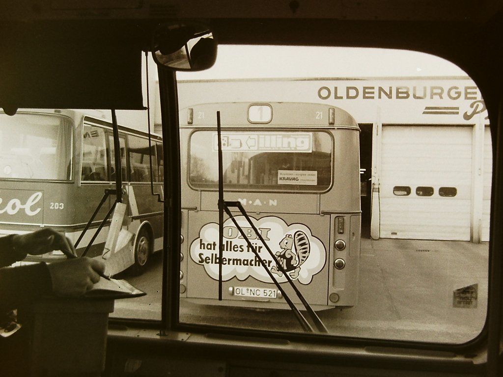 Wagen 21, OL-NC 521, EZ: 1977. Mit einer Art W�lkchenlackierung kam Wagen 21 daher und OBI hatte sich wohl etwas mehr Aufmerksamkeit mit diesem, f�r die damalige Zeit ungew�hnlichen Werbedesign versprochen. Die Aufnahme zeigt den Bus am 13.04.82 bei der Einfahrt in das Depot. Die einfahrenden Busse wurden dann zun�chst betankt und bei Bedarf gewaschen.