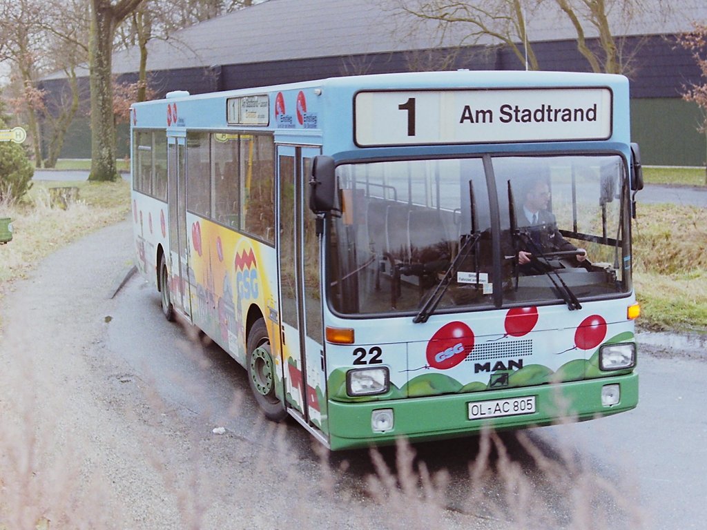Wagen 22. ... findet man auf diesem Bus bekannte Geb�ude aus der Stadt. Beide Aufnahmen zeigen den Bus im Dezember 1988 in der Wendeschleife der Endstation in EVERSTEN.