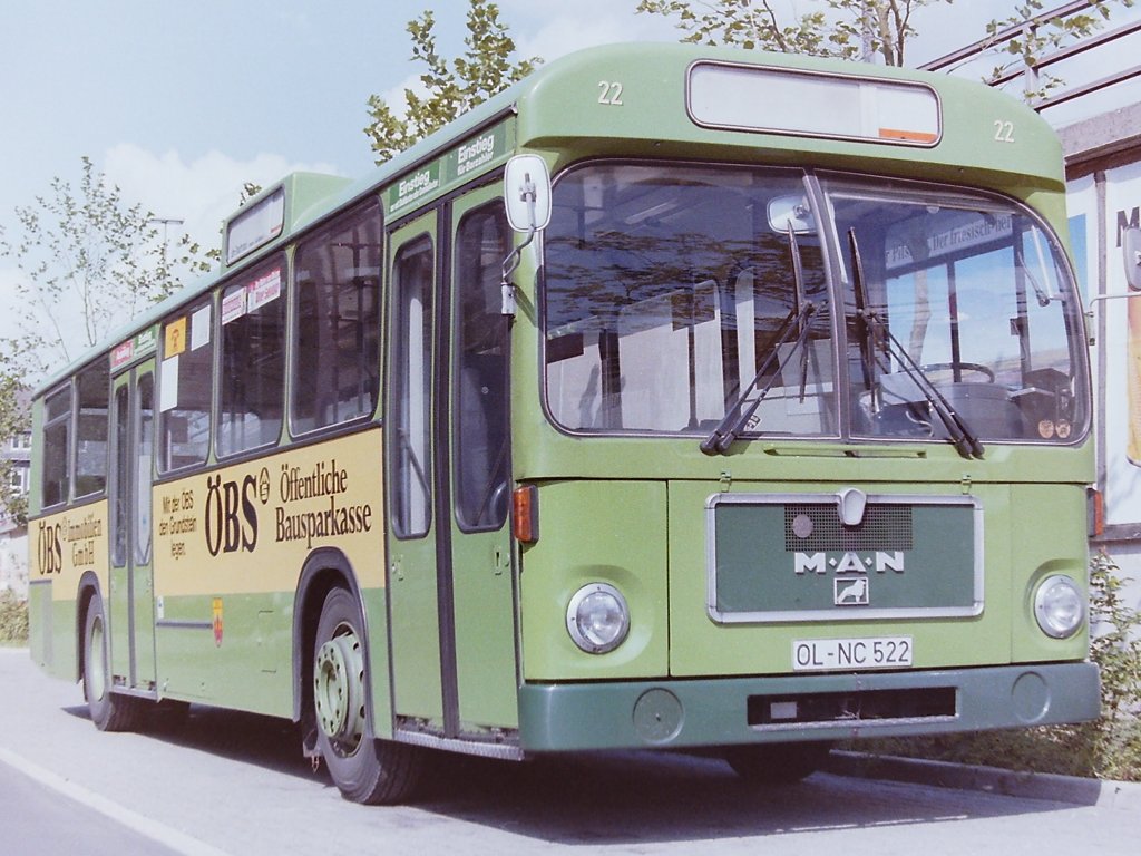 Wagen 22, OL-NC 522, EZ: 1977. Nach Wagen 13 folgte mit diesem MAN ein weiterer Bus mit der neuen �BS-Werbung in den Fuhrpark. Der Wagen blieb in dieser Form unver�ndert bis 1987 im Dienst. Vielleicht erw�hnenswert ist die Tatsache, dass MAN zwar die Typenbezeichnung umgestellt hatte, die Fahrgestellnummer (sie waren bei MAN gut an der wei� markierten Stelle am Rahmen unterhalb des Kennzeichens abzulesen) begannen aber nach wie vor mit  WMA192 , also der alten Typenbezeichnung des SL 192. Die Aufnahme zeigt den Bus im August 1984 im Bundesbahnweg.