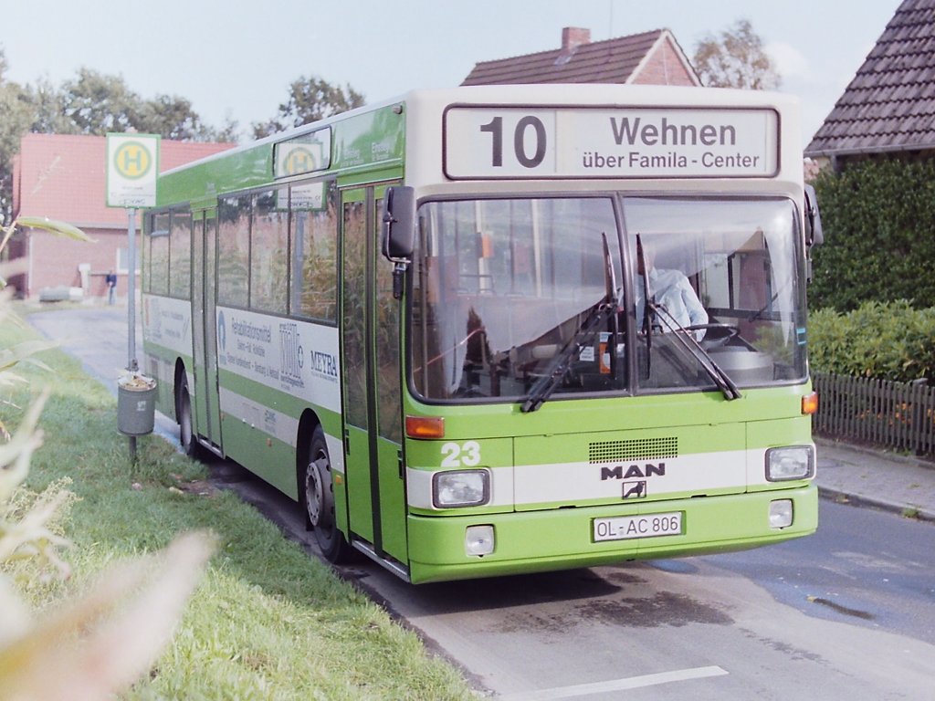 Wagen 23, OL-AC 806, Bj. 1988. Leider ist dies das einzige Foto, das mir von diesem Bus zur Verf�gung steht. Der Wagen erhielt als Nachfolger f�r Wagen 32 Werbung f�r das Sanit�tshaus W�LK und steht auf diesem Bild an der Endstation der Linie 10 in WAHNBEK. Die Aufnahme entstand erst im September 1990. Der Bus war der einzige MAN in dieser Zulassungsserie, der in Firmenfarben lackiert war. Kleine Besonderheit : wegen der kompakteren Sto�stange und den deswegen h�her angebrachten Scheinwerfern, verlief bei den MAN der wei�e Streifen im Vergleich zu den Daimler Benz O 405 in einer h�heren Position um den Bus.