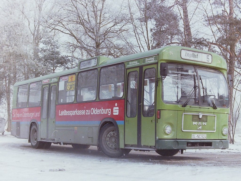 Wagen 24. Bereits nach kurzer Zeit hatte Wagen 24 nach einem Unfall eine neue Frontklappe erhalten. Diese wurde nicht wie bei der Originallackierung im dunkleren Gr�n, so wie die Sto�stange lackiert, sondern in Wagenfarbe. Diese Besonderheit zeichnete von da an nicht nur Wagen 24 als Unfallfahrzeug aus, sondern alle Busse die nach einem Crash eine neue Klappe erhielten. Das Bild, aufgenommen im Januar 1986 an der Endstation der Linie 5 in TWEELB�KE am Borchersweg, zeigt den Bus auch mit einer neuen Version der LzO-Werbung. Anl��lich des 200. Geburtstag der LANDESSPARKASSE ZU OLDENBURG, hatten alle zu diesem Zeitpunkt im Fuhrpark vorhandenen Busse diese �nderung erfahren. Von da an hie� es statt :  Wenn´s um Geld geht - Landessparkasse , jetzt  Landessparkasse zu Oldenburg - Die Erste im Oldenburger Land . Der Bus tr�gt au�erdem neue Au�enspiegel, wie sie zu dieser Zeit an allen alten Bussen ausgetauscht wurden.