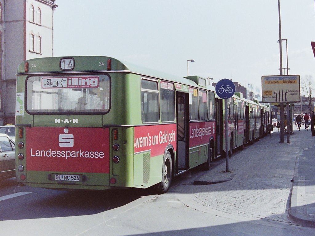 Wagen 24, OL-NC 524, EZ: 1977. W�hrend des Oldenbuger City-Laufes im April 1984 wartet der Bus zusammen mit anderen Wagen am Pferdemarkt auf die Freigabe der Strecke. Die drei Busse waren absolut identisch lackiert. Bis auf eine Kleinigkeit ...