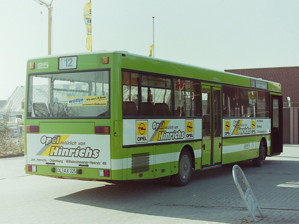 Wagen 25. Nun aber zu Wagen 25. Beide Aufnahmen entstanden im Fr�hjahr 1991 an der Endstation der Linie 12 am KREYEN-CENTRUM. Der Bus l�ste mit seiner OPEL HINRICHS-Werbung Wagen 39 ab.