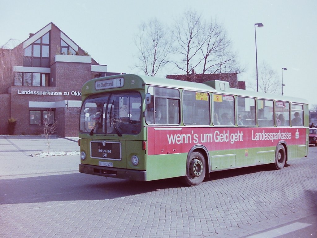 Wagen 25, OL-NC 525, EZ: 1977. Nur der Vollst�ndigkeit wegen, hier noch ein Bild von Wagen 25 mit seiner ersten Lackierung. Aufgenommen vor der Filliale der LzO in Ofenerdiek am 17.02.83. 