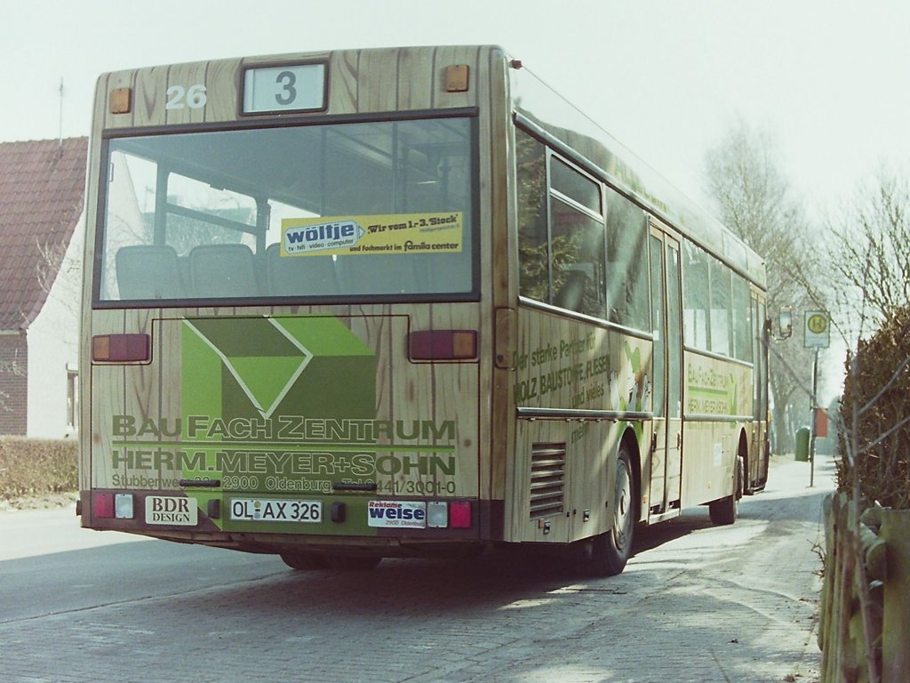 Wagen 26. Das Bild vom Heck machte ich dann wie geplant an der Endstation LEUCHTENBURGER STRA�E. Auf dem Bild kann man auch die beiden Hinweisschilder auf die Werbefirma BDR und die Lackiererei WEISE erkennen. BDR war damals f�r den �berwiegenden Teil der Gestaltung der Entw�rfe der Vollwerbung verantwortlich, die Firma WEISE im Stubbenweg f�hrte dann sehr viele Lackierungen durch. 