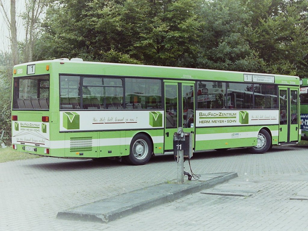 Wagen 26, OL-AX 326, Bj. 1989. Erfreulicherweise waren die Busse dieses mal entsprechend ihrer Wagennummern aufsteigend zugelassen worden - und die letzten beiden Ziffern im Kennzeichen entsprachen auch der Wagennummer. Eine R�ckkehr in alte Zeiten ? War jetzt  AX 3--  die neue Dauerkombination ? Warten wir mal die Zulassungen 1990 ab. In jedem Fall neu war ab diesem Baujahr die Lackierung der Felgen. Statt mit gr�nen wurden die Busse jetzt mit silbernen, bzw. alufarbenen Felgen bestellt. Damit war man flexibler, wenn es darum ging Busse mit Vollwerbung mit Reifen auszustatten, da diese bislang teilweise andersfarbige Felgen trugen. Nach und nach wurde der gesamte Fuhrpark nun auf silberne Felgen umgestellt. Der Bus steht hier im September 1989 auf dem Betriebshof hinter Wagen 159. 