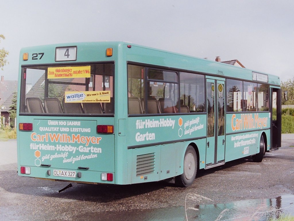 Wagen 27. Diese Aufnahme vom Heck entstand in der Kramermarktswoche 1990 an der Endstation der Linie 4 IM BROOK. Auch dieses Bild zeigt deutlich, dass die eigentliche Werbung �berwiegend auf der �blichen Werbefl�che angebracht ist.