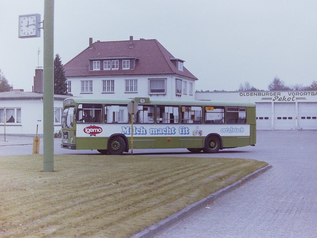 Wagen 27. Ich muss an dieser Stelle ein Bild von Wagen 27 nachreichen, den auch er wurde in diesem Jahr umlackiert. Die Werbung unterschied sich aber geringf�gig von der des Wagen 78 und dem sp�ter dazukommenden Wagen 85. Die Aufnahme zeigt den Bus im November 1985 auf dem Hof der VWG, auch wenn am Geb�ude noch die alte Bezeichnung steht.