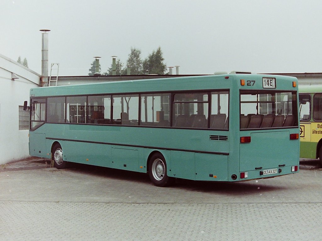 Wagen 27, OL-AX 327, Bj. 1989. Die t�rkisfarbene Komplettlackierung von Wagen 27 gab schon Anla� zu Spekulationen �ber die zu erwartende Werbung. Keiner der ausscheidenden Busse war �hnlich lackiert. Hier steht der Bus wenige Tage nach der Anlieferung im September 1989 auf dem Betriebshof. 