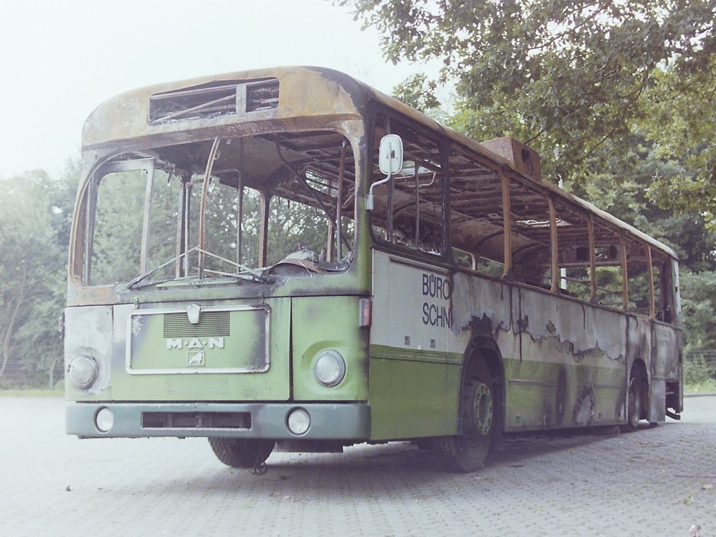 Wagen 28. Die Bilder entstanden am 20.08.1985, einen Tag nach dem Brand, auf dem Betriebshof. Leider besitze ich keine Aufnahmen vom Schleppman�ver oder der Verwertung des Busses. 