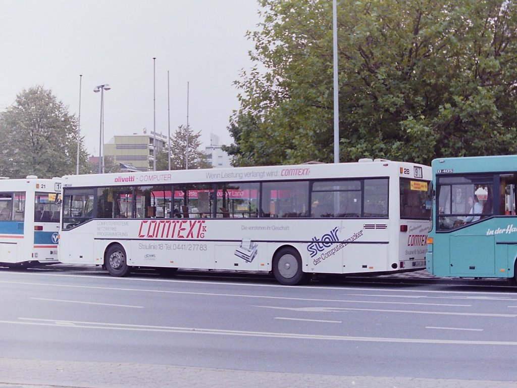 Wagen 28. Etwa ein Jahr sp�ter im September 1990 entstand dann dieses Bild am Lappan Nord. Die COMTEXT KG war ein auf Computerservice spezialisierter B�roausstatter in der Staulinie und machte zum ersten Mal Werbung auf einem Bus. Aber man hatte die relativ breite Fl�che �ber den Scheiben ebenfalls als Werbefl�che entdeckt. Wagen 28 war der erste Bus, wenn man mal von den Luftballons auf Wagen 22 mit der GSG-Werbung absieht, auf dem dieser Bereich mitgenutzt wurde.