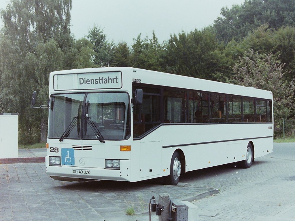 Wagen 28, OL-AX 328, Bj. 1989. Gro�e Erwartungen setzten also wir Busfans damals in die Lackierung von Wagen 28. Die wei�e Grundierung lie� alles offen und alles zu. Der Bus tr�gt auf diesem Foto, vom September 1989, das eingedrehte Zielschild  Dienstfahrt . Vergleichbare Hinweise wie  Betriebshof ,  Depot ,  Ausser Dienst  oder �hnliches waren vorher in Oldenburg nicht �blich und wurden jetzt erstmalig eingef�hrt.