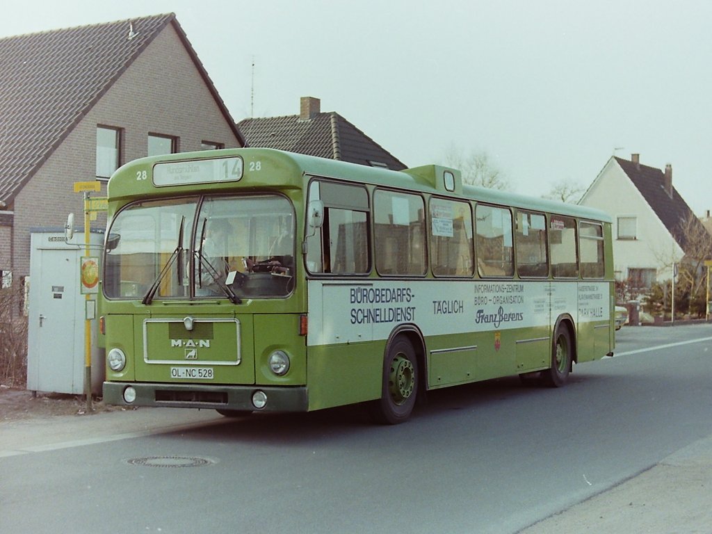 Wagen 28, OL-NC 528, EZ: 1978. Mit der Werbung f�r den B�robedarf Franz Berens l�ste der Bus Wagen 103 ab, der fr�her als �blich bereits 1977 ausgeschieden war. Die Werbung brachte wohl kein Gl�ck, denn auch Wagen 28 schied anders als geplant 1985 aus dem Dienst. Zum Zeitpunkt dieser Aufnahme 1984 hatte er bereits eine neue Frontklappe erhalten und trug dementsprechend einen hellgr�nnen K�hlergrill. Eines der wenigen Teile, die noch zu erkennen waren ....