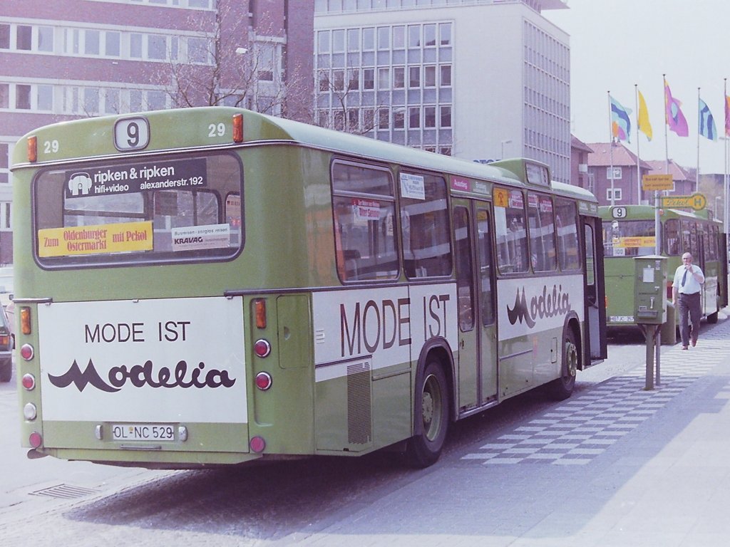 Wagen 29, OL-NC 529, EZ: 1978. Der Bus f�hrte ein unscheinschbares Dasein. Mit der schlichten und gut lesbaren Werbung f�r das Modehaus MODELIA war das Fahrzeug bis zu seiner Ausserdienststellung 1988 im Einsatz. Das Foto zeigt ihn am 29.04.84 am HAUPTBAHNHOF. Davor steht der Vorf�hrwagen von Daimler Benz, Typ O 305, der bei Pekol als Wagennummer 100 geraume Zeit lief.