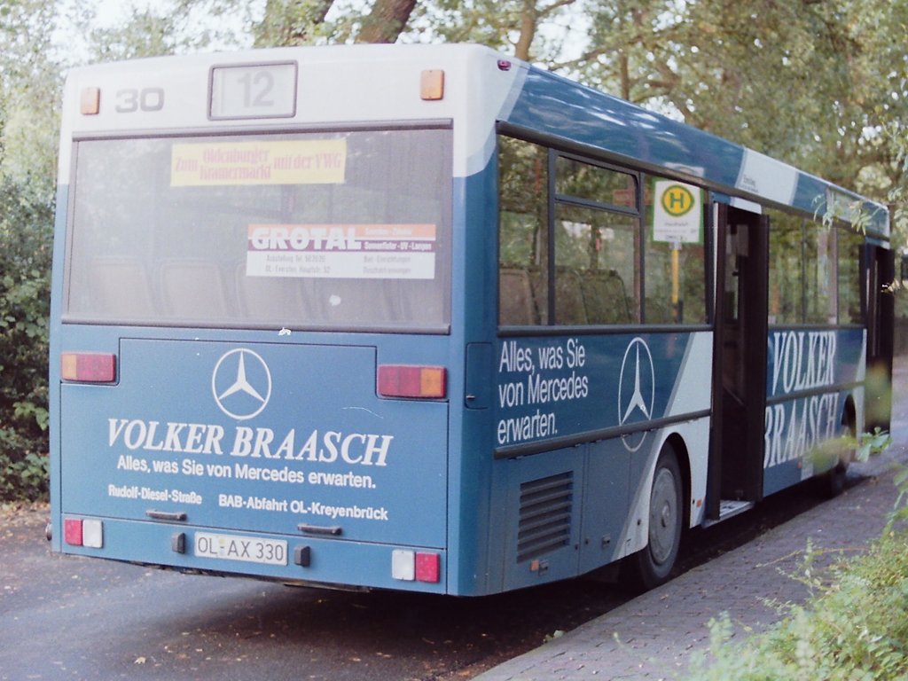 Wagen 30, OL-AX 330, Bj. 1989. Eigentlich muss ich mich an dieser Stelle entschuldigen, denn zur Zeit ist dies das einzige von zwei aus derselben Perspektive gemachten Bilder, die ich von diesem Bus �berhaupt habe. F�r mich fast nicht zu erkl�ren, denn der Bus war schon ein besonderer Hingucker und fiel im Stadtverkehr auch entsprechend auf. Neben dem alteingessenen Daimler-Vertreter Georg Schwarting an der Ammerl�nder Heerstra�e, dessen Werbung bis Mitte 1983 auf Wagen 149 war, hatte sich das Autohaus Volker Braasch in der Rudolf-Diesel-Stra�e auf Nutzfahrzeuge von Daimler Benz spezialisiert. Mit diesem Bus war man nun im Stadtbild vertreten und ich hoffe an dieser Stelle auch noch Bilder von der Fahrerseite pr�sentieren zu k�nnen. Der Bus steht auf diesem Bild �brigens im September 1990 mit Sicherheit nicht am Hauptbahnhof und auch nicht am Kreyen-Centrum, am Lappan oder an der Tweelb�ker Tredde, sondern an der Endstation der Linie 15 im Schafj�ckenweg auch wenn auf den Transparenten noch die Linie 12 eingestellt ist. 