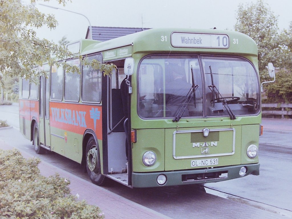 Wagen 31, ... im Juni 1984 erwischte es den Bus erneut. Auf der R�ckfahrt zum Depot kam es im Scheideweg kurz vor der Kreuzung B�rgerbuschweg zur Kollision mit einem VW-GOLF.  