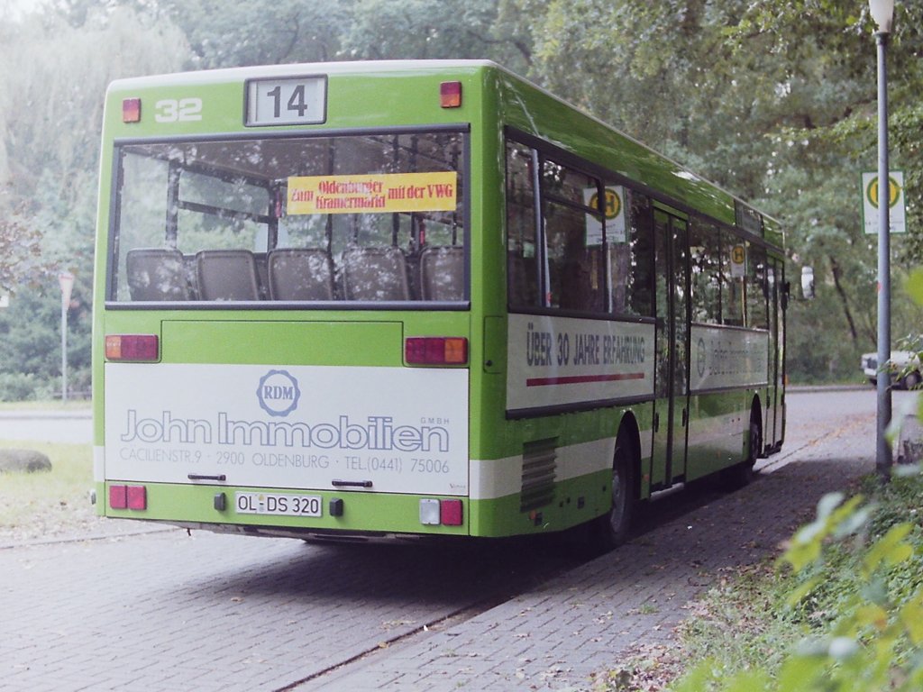 Wagen 32. ... an der Endstation der Linie 14 in HUNDSM�HLEN. Die DB O 405 hatten jetzt serienm��ig �ber der Heckscheibe kombinierte Blinker und R�ckleuchten. Hier noch zwei LINKS zu Bildern, die den Bus nach seinem Ausscheiden zeigen. Auf dem ersten steht der Bus mit weiteren Fahrzeugen desselben Baujahres, die ebenfalls ausser Dienst gegangen sind : http://www.stadtbus2.de/nachrichten/n_foto_0309_vwg-oldenburg-32.jpg . Auf dem zweiten Bild sehen sie den w�hrend der �berf�hrung an seinen neuen Dienstort in Karagandy, in Kasachstan. Der Bus hat immer noch die Zielanzeige, wie auf dem vorherigen Bild : http://fotobus.msk.ru/vehicle/217553/#n229989 .
