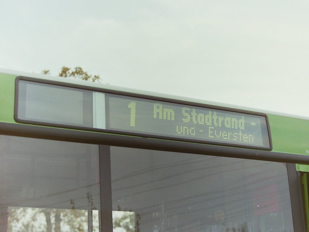 Wagen 35. Der Vorteil gegen�ber den Transparenten war nat�rlich, dass bei �nderungen der Fahrziele oder der Streckenf�hrung einer Linie, einfach die neue Beschriftung einprogrammiert wurde. Die Transparente mussten zu diesem Zweck immer ausgebaut und neu beschriftet werden. Wegen der Gr��e der Schuppen war eine vollst�ndige Anzeige der Streckenf�hrung an der Seite nicht m�glich. Daher wechselte die Anzeige st�ndig. Ausserdem war bei diesem Typ die Linienanzeige nicht in dem daf�r vorgesehenen Feld.