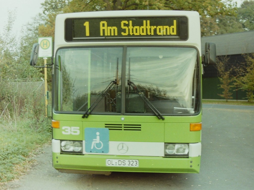 Wagen 35. Die Zielschildtransparente wurden im Oktober 1990 gegen ein Matrixsystem eingetauscht. Diese Systeme fanden immer mehr Verwendung in den Verkehrsbetrieben der Republik. Dabei wurden aber nicht wie heute einzelne LED geschaltet, sondern die Anzeige bestand aus vielen kleinen beweglichen  Schuppen , die schwarz und gelb eingef�rbt waren und so durch entsprechende Ansteuerung die Fahrziele anzeigten. Sie leuchteten aber nicht selbst und konnten auch nicht wie Transparente von hinten durchleuchtet werden, sondern mussten von vorne, durch eine zus�tzliche Neonr�hre, angestrahlt werden.